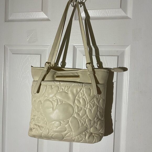 Betsey Johnson Cream Shopper Heart Quilted medium shoulder bag gold tone accent - Picture 2 of 12